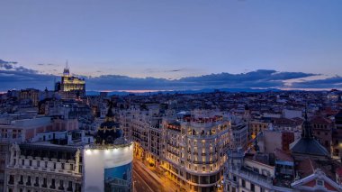 Hava panoramik Gran Via gün gece, ana alışveriş caddesi Madrid manzarası eski kasaba Cityscape, Metropolis İspanya, Europe sermaye, ışıkları binanın içinde. 4k