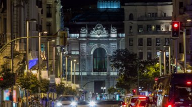 Gran via street, geceleri de Madrid ana alışveriş caddesi üzerinde trafik ışıkları timelapse ışınları. İspanya, Europe. 4k