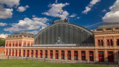 Madrid, İspanya Timelapse hyperlapse bina Puerta De Atocha Tren İstasyonu. İspanya'nın ana şehirler yüksek hızlı trenler bağlanır. 4k