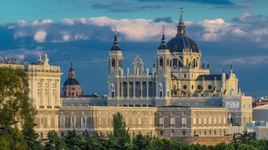 Madrid, İspanya, manzarası timelapse Santa Maria la Real de La Almudena Katedrali ve Kraliyet Sarayı, günbatımı zamanı. 4k