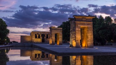 Günbatımı Templo de üzerinde debod timelapse. Debod Tapınağı Madrid, İspanya'da yeniden inşa edildi bir Antik Mısır tapınak var. 4k