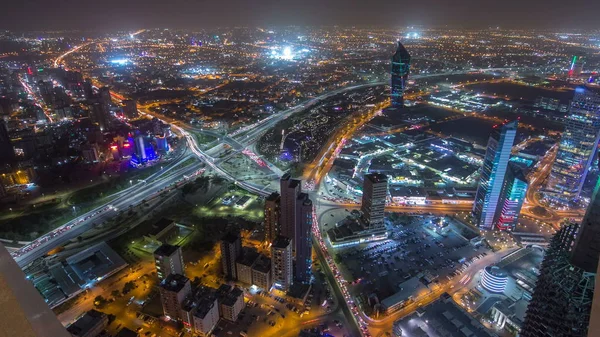 Manzarası ile gökdelenler gece timelapse Kuveyt City şehir merkezinde akşam aydınlatılmış. Kuveyt City, Orta Doğu. Sisli hava çatı üzerinden görüntülemek