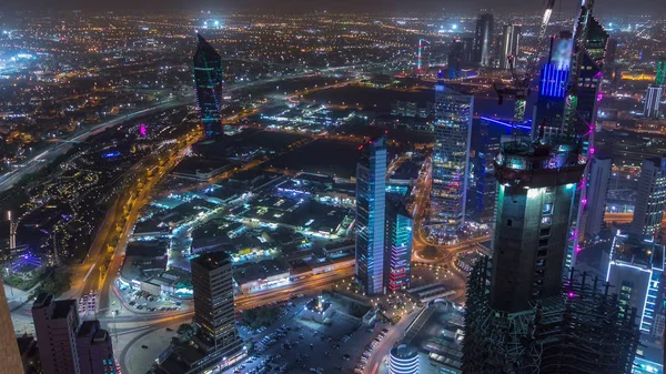 Manzarası ile gökdelenler gece timelapse Kuveyt City şehir merkezinde akşam aydınlatılmış. Kuveyt City, Orta Doğu. Sisli hava çatı üzerinden görüntülemek