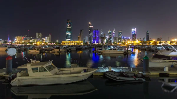 近代的な高層ビルが立ち並ぶシャーク マリーナのヨットやボートは クウェートの超高層ビル群を夜に通過します クウェート市 — ストック写真