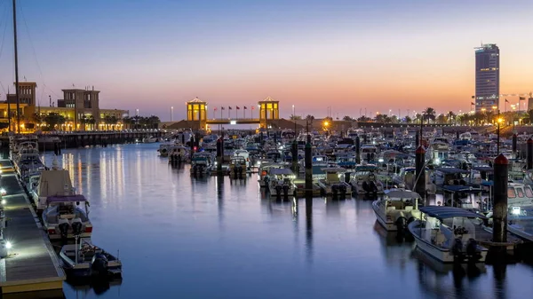 Yat ve tekne ile şehir manzarası gece Sharq Marina'da gün geçiş timelapse Kuveyt için. Kuveyt City, Orta Doğu. Su yansıma