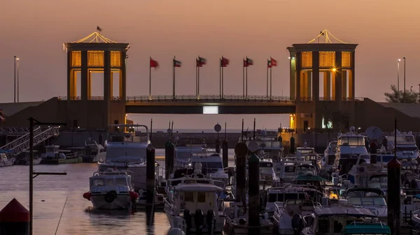 Yates Barcos Puerto Deportivo Sharq Con Puente Sobre Puerto Noche — Foto de Stock