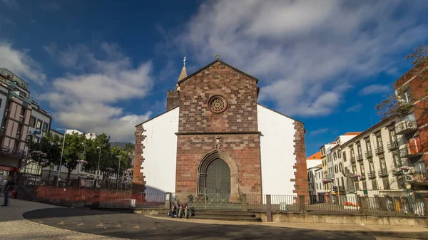 天主教教会在丰沙尔 马德拉岛 葡萄牙 Timelapse Hyperlapse 与蓝色多云天空在晴天4K — 图库照片