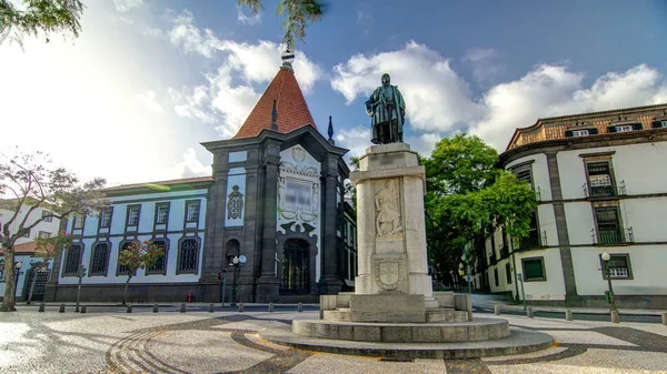 Zarco 的雕像矗立在阿维尼达 Arriaga Timelapse Hyperlapse 和葡萄牙银行的背景在丰沙尔 马德拉 葡萄牙 — 图库照片