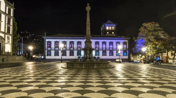 丰沙尔市政厅和广场喷泉在夜晚游戏中时光倒流 葡萄牙马德拉岛 — 图库照片