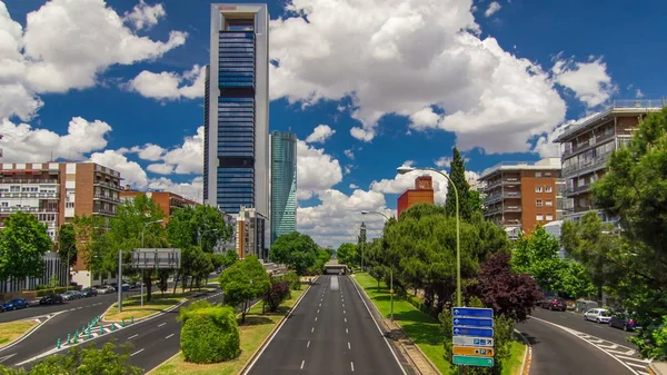 摩天大楼 Timelapse 在四塔商业区与马德里和西班牙的最高的摩天大楼从公路上的桥梁与交通 Espacio 普华永道和储蓄银行马德里 鱼眼4K — 图库照片