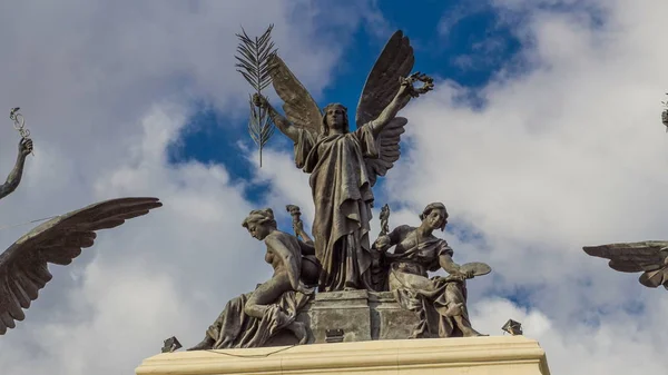 Statue Auf Der Spitze Der Schönen Fassade Des Regierungspalastes Befindet — Stockfoto
