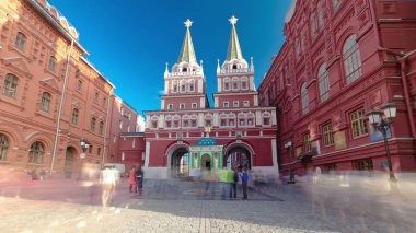 Red Square yanında Tarih Müzesi ve Sıfır kilometre, Moskova, Rusya dalı üzerinde turist yürümek. Timelapse hyperlapse 4k