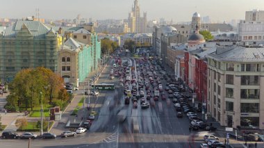 Lubyanskaya ve Novaya Square görünümünde Moskova timelapse yukarıda 4 k bahar günü, Rusya çatı