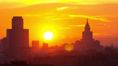 Moskova. Büyük bir arka plan üzerinde Stalin gökdelen günbatımı güneş timelapse, Rusya 4k