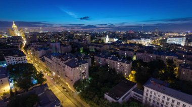 Gece timelapse Stalin gökdelen, Rusya 4k ile Moskova Merkezi'nde çatısı binadan panoramik manzaralı