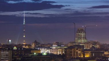 Ostankino iletişim Moskova timelapse gece kulede. 540.1 metre uzunluğunda, 500 metre yüksekliğindeki 4 k aşmayı dünyanın ilk müstakil yapı öyleydi ayakta