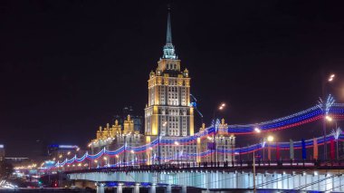 Hotel Ukrayna kış gece timelapse hyperlapse - yedi kardeş biri gökdelenler, Moskova'da Stalin'in saltanatı 1950'lerin başında sonunda inşa. Köprü ile Moskova Nehri üzerinde gördüm. Rusya 4k