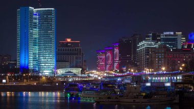 Yeni Arbat Sokağı kış gece timelapse yansıması ile Moskova Nehri üzerinden binalara. Yeni Arbat Moskova 4 k orta kesiminde yer alır