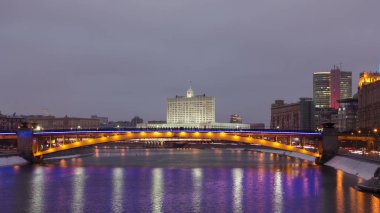 Hükümet Binası kış Moskova Nehri, Moskova, Rusya 4k yansıması ile Rusya Federasyonu gün gece geçiş timelapse hyperlapse için