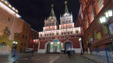 Turistler Red Square yanında Tarih Müzesi ve sıfır kilometre dalı geceleri, Moskova yürüyüş. Timelapse hyperlapse 4k