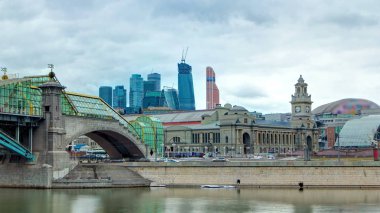 Kievskiy Tren İstasyonu, 1918 yılında inşa edilmiştir ve köprü Bogdan Khmelnitskiy veya Kievskiy Köprüsü, inşa edilmiştir 2001 ve iş merkezi Moskova şehir timelapse hyperlapse, Moskova, Rusya arkasında. 4k