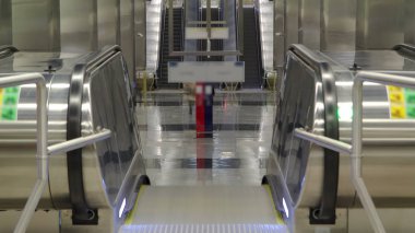 yürüyen merdiven modern metro istasyonunda. Timelapse, Moskova, Rusya 4 k metro delovoy center İş Merkezi