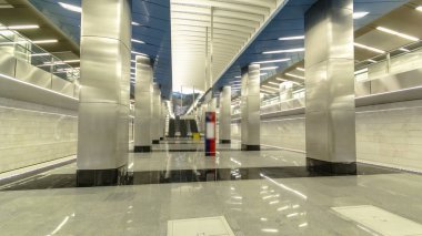 Modern metro istasyonu platformu üzerinden. Metro Delovoy Merkezi, İş Merkezi timelapse, hyperlapse. Moskova, Rusya 4k