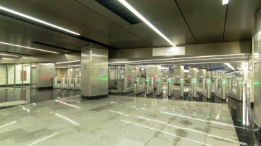 Modern Metro İstasyonu'na turnike ile. Metro Delovoy Merkezi, İş Merkezi timelapse, hyperlapse. Moskova, Rusya 4k
