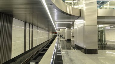 Modern metro istasyonundan tren platformu. Metro Delovoy Merkezi, İş Merkezi timelapse, hyperlapse. Moskova, Rusya 4k
