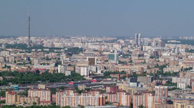 Moscow City gökdelen iş karmaşık timelapse panoramik manzara. baştan alalım. Otomobil trafik yol ve ostankino televizyon kulesi 4k