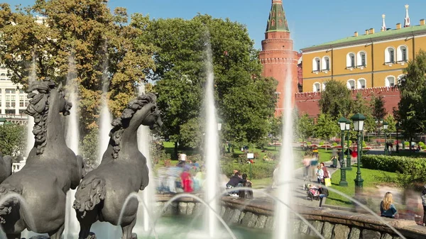 モスクワ タイムラプス Hyperlapse でクレの泉四季の側面をバックアップします 複雑なアレクサンドル庭園とクレ 間にある噴水は 1996 年に設立されました — ストック写真
