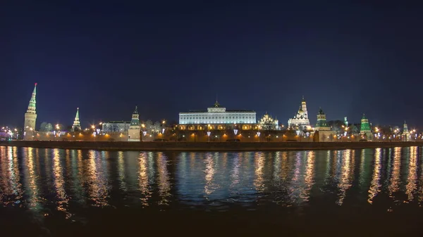 Кремлевская Набережная Ночью Набережная Реки Москвы Кремлем Кремль Является Укрепленным — стоковое фото
