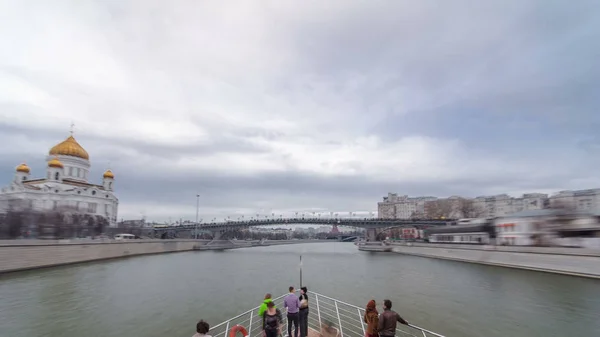 モスクワ川の旅 モスクワ川観光名所から非常に人気のある冬のタイムラプス Hyperlapse パート の川クルーズ船 — ストック写真