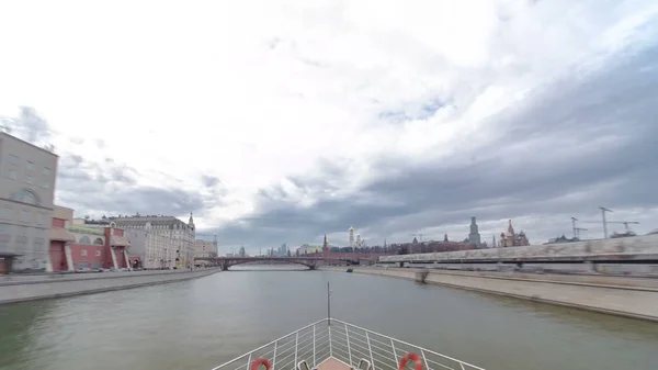 モスクワ川の旅 モスクワ川観光名所から非常に人気のある冬のタイムラプス Hyperlapse パート の川クルーズ船 — ストック写真