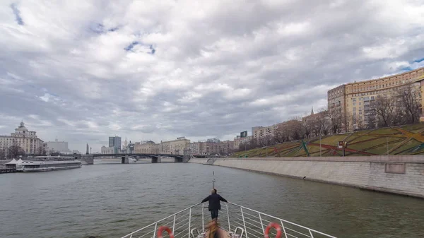 モスクワ川の旅 モスクワ川観光名所から非常に人気のある冬のタイムラプス Hyperlapse パート に川クルーズ船 — ストック写真