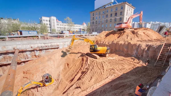 Κίτρινο Και Πορτοκαλί Εκσκαφων Στην Κατασκευή Μιας Νέας Γραμμής Κυκλική — Φωτογραφία Αρχείου