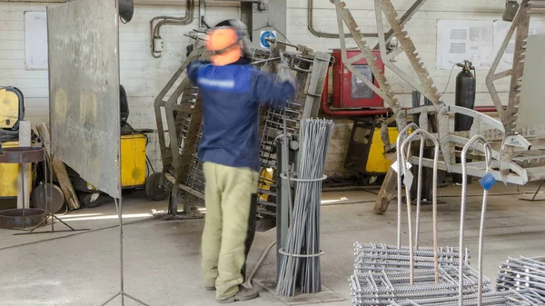 Soldador Que Trabaja Con Electrodo Soldadura Semiautomática Del Arco Fabricación — Foto de Stock