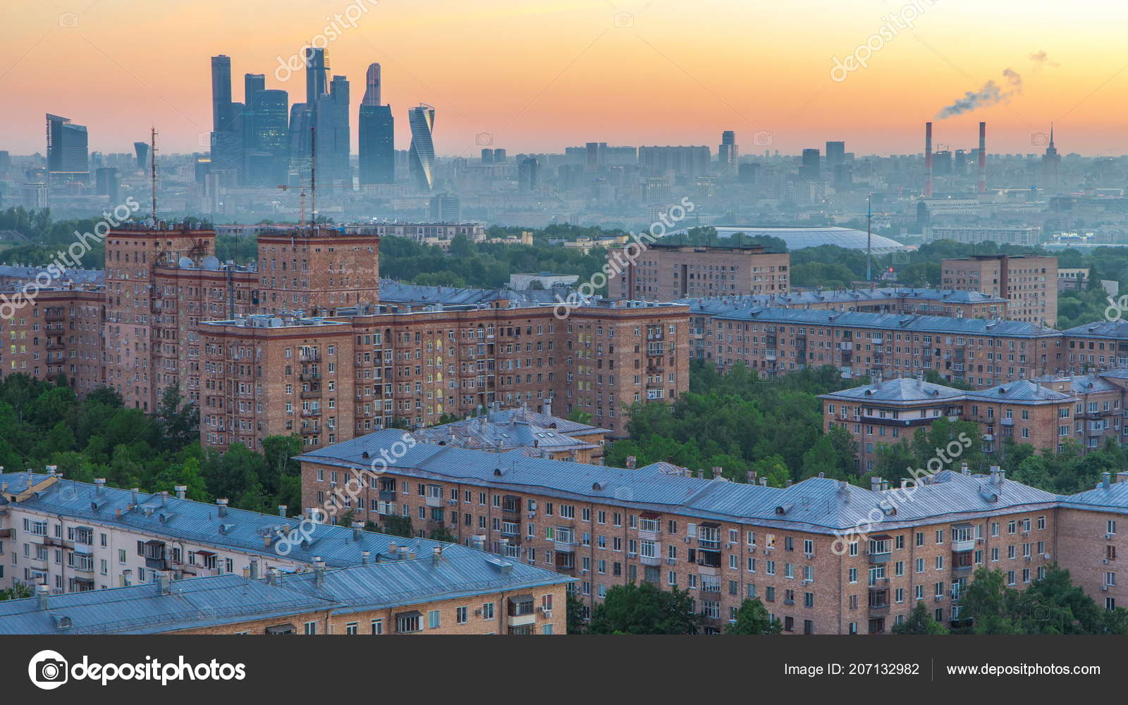 都市の景観タイムラプス 公園エリア 地平線 朝の霧と日の出 モスクワ ロシアのモスクワ市内の高層ビル群の上からの眺め レニンスク アベニューに屋上から撮 ストックエディトリアル用写真 C Neiezhmakov