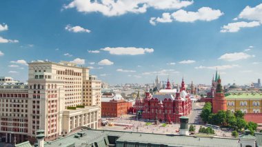 Manezh Square, Hotel Moscow, tarihi Müzesi ve Kremlin timelapse bulutlu yaz günü, Panorama, Moskova, Rusya üstten. 4k