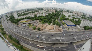 Yükseltilmiş yol timelapse Üstgeçit Moskova, Rusya balıkgözü 4k Yaroslavl anayolun üzerinde trafik Üstten Görünüm