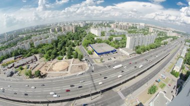Yükseltilmiş yol timelapse Üstgeçit Moskova, Rusya balıkgözü 4k Yaroslavl anayolun üzerinde trafik Üstten Görünüm
