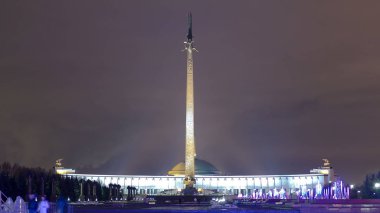Zafer Parkı mimari topluluğu anıtlar, Dikilitaş, Moskova, Rusya 4 k timelapse hyperlapse akşam, Noel ağacı ile