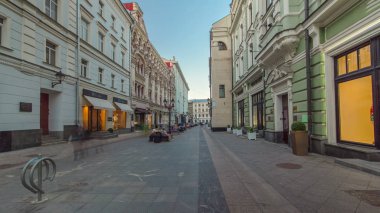 Moskova timelapse hyperlapse Grand tiyatroda Stoleshnikov yaya caddesi üzerinde yürüme. Stoleshnikov, Moskova en pahalı alışveriş caddelerinden biri. 4 k gün gece için