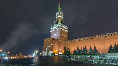 Görünümü Moskova Kremlin, kışın geceleri Rusya Kremlin duvarları ve kurtarıcı (işçinin) kule timelapse hyperlapse. Kızıl Meydan görünümünden