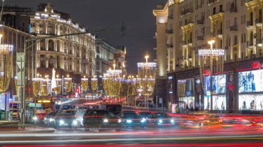 Bardağı şeklinde sokak lambaları kış sezonu ile şenlikli Tverskaya Street timelapse Rating ile soğuk gece. Moskova, Rusya. Manezhnaya kare görüntülemek