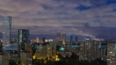 En iyi manzarasına Moskova timelapse. Hava gece büyük bir şehir panoraması. Mosfilmovskaya Caddesi üzerinde konut çatı üzerinden