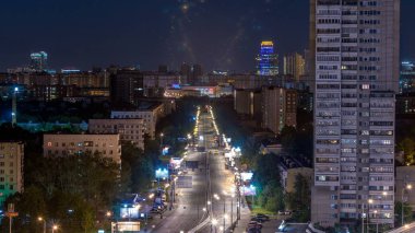 Moskova merkezinde timelapse çatı üzerinden hava kentsel görünümünü ve sokak ışıkları ile gece trafik hareketi. Marshal Zhukov'a Avenue