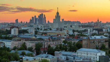 Akşam hava panorama, Moskova, Rusya, stalin çatı, Kremlin kuleleri ve kiliseler gökdelenler gün gece geçiş timelapse için ev sahipliği yapmaktadır. Günbatımı gökyüzü