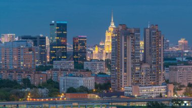 Cityscape manzarası ile dünya ticaret merkezi kuleleri ve otel Ukrayna gün gece geçiş timelapse Moskova, Rusya için hava görünümüne. WTC Moskova Rusya'nın en büyük iş merkezidir. Bulutlu gökyüzü ve yolda trafik