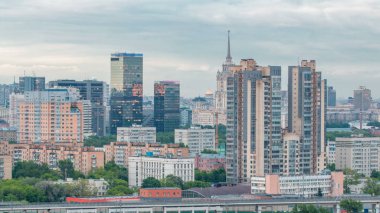 Dünya Ticaret Merkezi kuleleri ve otel Ukrayna timelapse Moskova, Rusya ile cityscape manzarası için havadan görünümü. WTC Moskova Rusya'nın en büyük iş merkezidir. Bulutlu gökyüzü ve yolda trafik